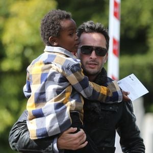 Voilà qui est clair.

Michaël Cohen et son fils Surafel lorsqu'il était petit - Sorties des obsèques de Guy Béart dans le carré juif du cimetière de Garches. Le 21 septembre 2015 Agence / Bestimage