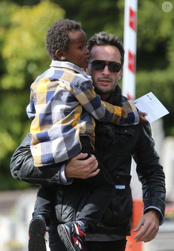 Voilà qui est clair.

Michaël Cohen et son fils Surafel lorsqu'il était petit - Sorties des obsèques de Guy Béart dans le carré juif du cimetière de Garches. Le 21 septembre 2015 Agence / Bestimage