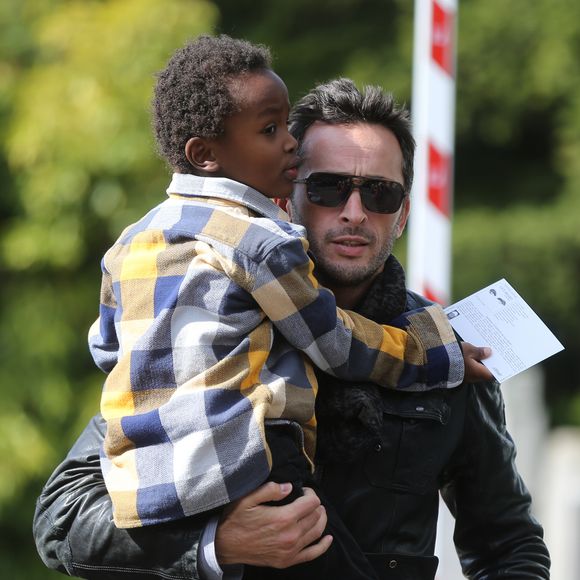 Voilà qui est clair.

Michaël Cohen et son fils Surafel lorsqu'il était petit - Sorties des obsèques de Guy Béart dans le carré juif du cimetière de Garches. Le 21 septembre 2015 Agence / Bestimage
