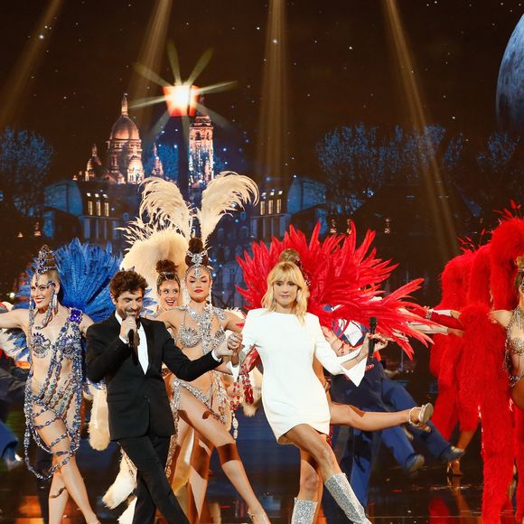 Pour le tournage, Elodie Gossuin a jeté son dévolu sur une sublime robe blanche accordée à des bottes pailletées qui mettent en valeur ses jolies jambes bien galbées. 

Exclusif - Agustin Galiana, Elodie Gossuin et les artistes du Moulin Rouge - Enregistrement de l'émission "M6 sur son 31" au Dôme de Paris, présentée par A.Galiana et E.Gossuin et diffusée le 31 décembre sur M6
© Christophe Clovis / Bestimage