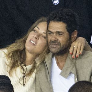 Comme d'autres vacanciers, la joyeuse troupe - qui est passée quasi-incognito - après s'être restaurée a pris un petit sentier longeant la mer en toute tranquillité... Et sans gardes du corps ! 

Mélissa Theuriau et son mari Jamel Debbouze - People assistent au match aller de la Ligue des Champions entre le Paris Saint-Germain et la Juventus (2-1) au Parc des Princes à Paris le 6 septembre 2022.