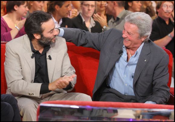 Anthony Delon et son père Alain Delon sur le plateau de "Vivement dimanche" le 24 septembre 2008. © Guillaume Gaffiot/bestimage