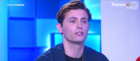 Raphaël Quenard passe un message à sa grand-mère, Simonne, sur le plateau de "C à Vous", ce vendredi 5 décembre 2025