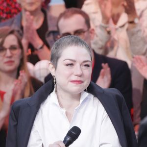 Exclusif -  Emilie Dequenne sur le plateau de l'émisson "C à vous" lors du 77ème Festival International du Film de Cannes le 15 mai 2024.
L’année dernière, en octobre, Émilie Dequenne a annoncé sur son compte Instagram être atteinte d’un « cancer rare ». Malgré les craintes, six mois plus tard, elle a révélé être en rémission complète.

Cette bonne nouvelle, elle l’avait partagée en avril 2024 sur son compte Instagram également. À cette occasion, elle a révélé sa « nouvelle coiffure » présentant des cheveux très courts et gris. Après cette bataille contre la maladie, Émilie Dequenne est revenue plus forte que jamais et l’a démontré en montant les marches. © Jack Tribeca / Bestimage