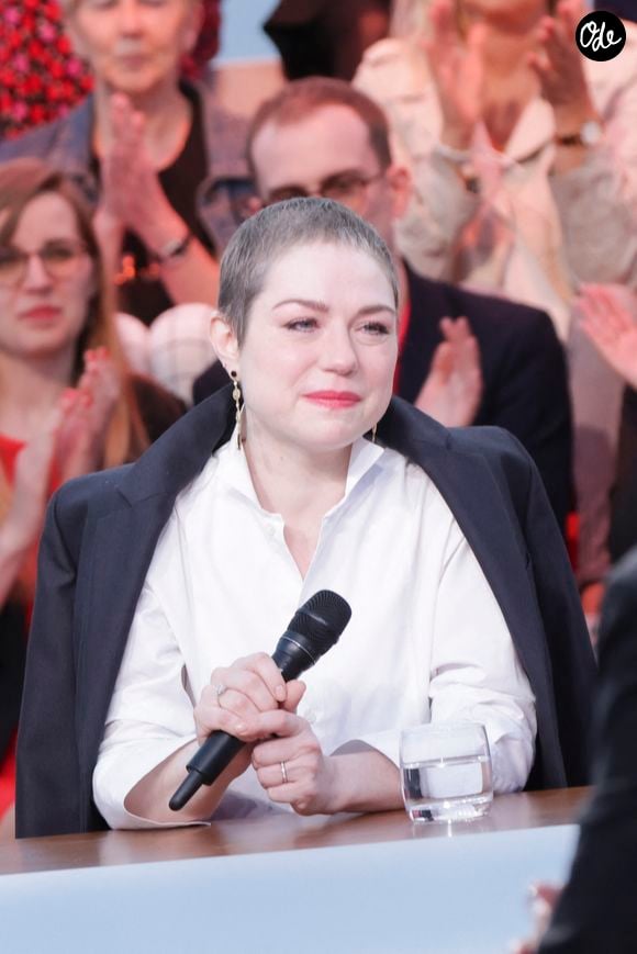 Exclusif -  Emilie Dequenne sur le plateau de l'émisson "C à vous" lors du 77ème Festival International du Film de Cannes le 15 mai 2024.
L’année dernière, en octobre, Émilie Dequenne a annoncé sur son compte Instagram être atteinte d’un « cancer rare ». Malgré les craintes, six mois plus tard, elle a révélé être en rémission complète.

Cette bonne nouvelle, elle l’avait partagée en avril 2024 sur son compte Instagram également. À cette occasion, elle a révélé sa « nouvelle coiffure » présentant des cheveux très courts et gris. Après cette bataille contre la maladie, Émilie Dequenne est revenue plus forte que jamais et l’a démontré en montant les marches. © Jack Tribeca / Bestimage
