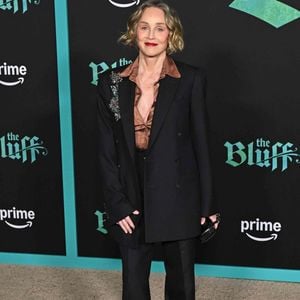 LOS ANGELES, CALIFORNIE - 17 FÉVRIER : Sharon Stone assiste à la première mondiale de "THE BLUFF" au TCL Chinese Theater le 17 février 2026 à Los Angeles, Californie.
Photo Press Service / BESTIMAGE