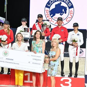 À cette occasion, Jérôme Froissard, secrétaire général de l'association AMADE, s'est vu remettre un chèque de 20 000 euros des mains de Diane Fissore.

La princesse Caroline de Hanovre et sa fille Charlotte Casirgahi ont a assité à la Monaco Longines Pro Am Cup au profit de l' AMADE à Monaco, le 3 juillet 2026. Elles ont remis les prix en compagnie de Diane Fissore, la présidente du Jumping International de Monaco et de la Fédération équestre de Monaco. © Bruno Bebert/Bestimage
