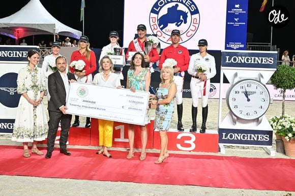 À cette occasion, Jérôme Froissard, secrétaire général de l'association AMADE, s'est vu remettre un chèque de 20 000 euros des mains de Diane Fissore.

La princesse Caroline de Hanovre et sa fille Charlotte Casirgahi ont a assité à la Monaco Longines Pro Am Cup au profit de l' AMADE à Monaco, le 3 juillet 2026. Elles ont remis les prix en compagnie de Diane Fissore, la présidente du Jumping International de Monaco et de la Fédération équestre de Monaco. © Bruno Bebert/Bestimage