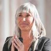 Les heureux moments de Zazie dans le château familial dans l'Ain, son grand-père aristocrate avait un principe : "Il fallait se changer à 19h"