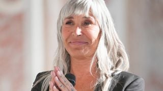 Les heureux moments de Zazie dans le château familial dans l'Ain, son grand-père aristocrate avait un principe : "Il fallait se changer à 19h"