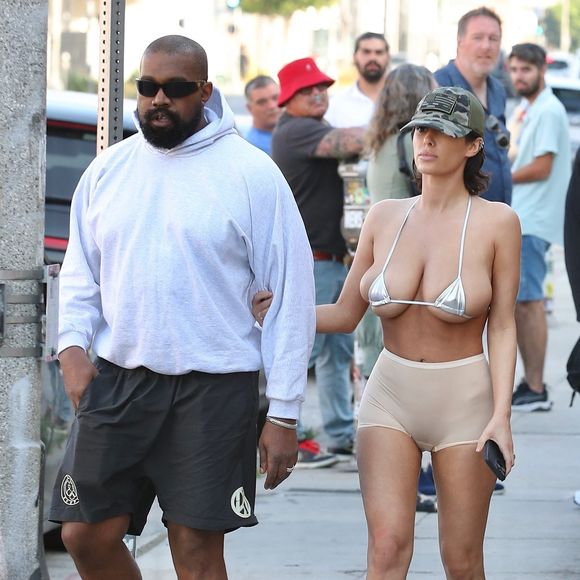 Los Angeles, CA - EXCLUSIF - Le rappeur Kanye West et Bianca Censori font tourner les têtes alors qu'ils sortent déjeuner au Bludso's BBQ avant d'aller voir "A Quiet Place" dans un cinéma de Century City.