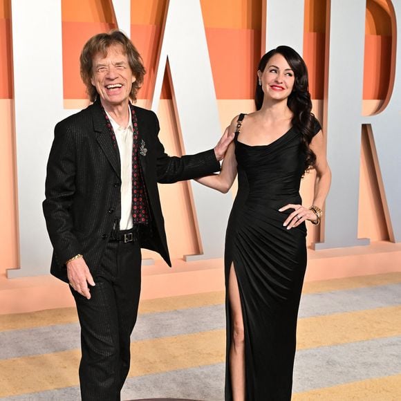 Mick Jagger et Melanie Hamrick arrivent à la soirée des Oscars Vanity Fair qui se tient au Wallis Annenberg Center for the Performing Arts le 2 mars 2025 à Beverly Hills, CA, USA. Photo par Lisa OConnor/AFF-USA.com/ABACAPRESS.COM