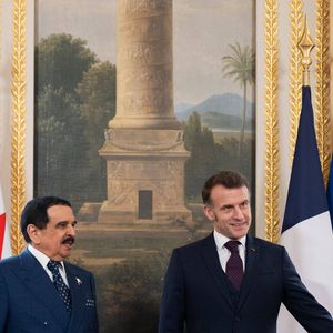 Le président français Emmanuel Macron et le roi de Bahreïn Hamad bin Isa al-Khalifa avant leur rencontre au palais présidentiel de l'Élysée à Paris, France. 6 février 2026. © Jeanne Accorsini/Pool/Bestimage
