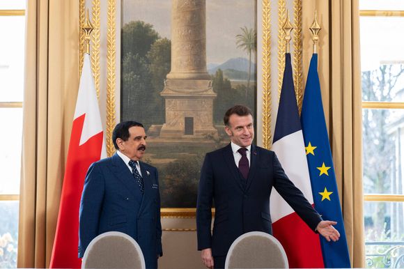 Le président français Emmanuel Macron et le roi de Bahreïn Hamad bin Isa al-Khalifa avant leur rencontre au palais présidentiel de l'Élysée à Paris, France. 6 février 2026. © Jeanne Accorsini/Pool/Bestimage