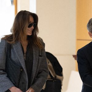 Carla Bruni arrive avec Nicolas Sarkozy au procès de Sarkosy à Paris, le 8 avril 2025 pour financement illégal de sa campagne par la Libye. Photo par Raphael Lafargue/ABACAPRESS.COM