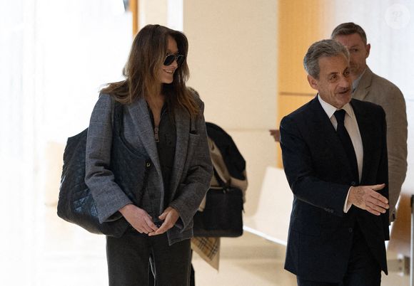 Carla Bruni arrive avec Nicolas Sarkozy au procès de Sarkosy à Paris, le 8 avril 2025 pour financement illégal de sa campagne par la Libye. Photo par Raphael Lafargue/ABACAPRESS.COM