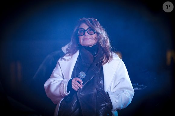 "Ensuite après les bilans, on m’a annoncé que je n’aurais qu’une hystérectomie et que je n’aurais qu’une radiothérapie", continue-t-elle.

Julie Pietri à l'occasion de la 12ème édition du festival solidaire Soupe en Scène, mené par le chef Fabrice Bonnot au profit de l'association Notre Dame des Sans Abri sur la place de la République à Lyon, France, le 29 novembre 20224. © PsNewZ/Bestimage