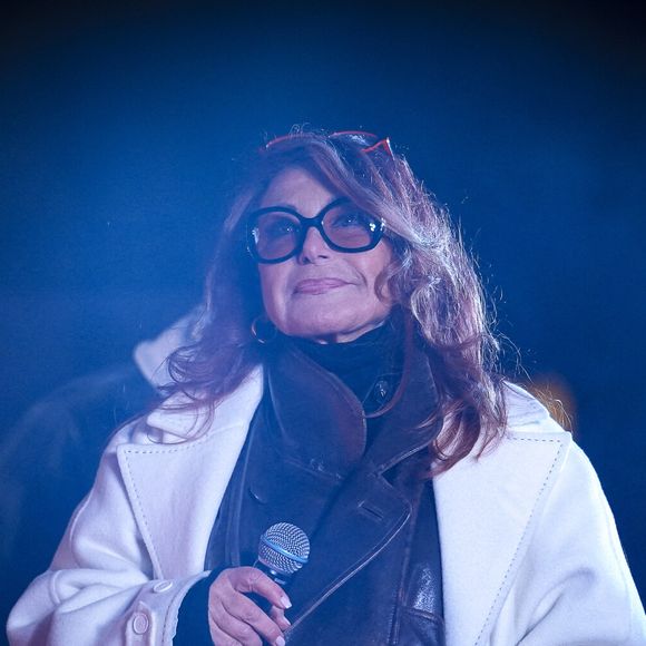 "Ensuite après les bilans, on m’a annoncé que je n’aurais qu’une hystérectomie et que je n’aurais qu’une radiothérapie", continue-t-elle.

Julie Pietri à l'occasion de la 12ème édition du festival solidaire Soupe en Scène, mené par le chef Fabrice Bonnot au profit de l'association Notre Dame des Sans Abri sur la place de la République à Lyon, France, le 29 novembre 20224. © PsNewZ/Bestimage