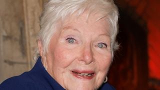 Dans la maison de Line Renaud à Rueil Malmaison, c'est ambiance de fête ! Photo depuis son salon lumineux