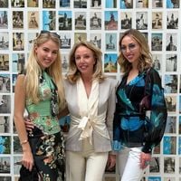 Maria Carolina de Bourbon des Deux-Siciles rayonne sur ses terres natales : entre art, glamour et soirée d’exception, elle prend la pose avec sa soeur et ses parents