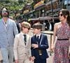 Une sorte de planche à roulettes autonome permettant de se déplacer très rapidement "à pieds" en se laissent porter sur la planche et en effectuant des mouvements avec le corps pour faire avancer, reculer et diriger la planche
Pierre Casiraghi, Dimitri Rassam, Sacha Casiraghi, Raphael Elmaleh, Charlotte Casiraghi - La famille princière de Monaco lors du 80ème Grand Prix de Monaco de Formule 1 à Monaco le 28 mai 2023. © Bruno Bebert/Bestimage