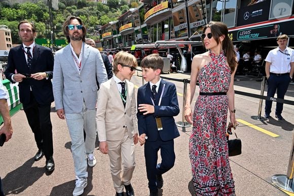 Une sorte de planche à roulettes autonome permettant de se déplacer très rapidement "à pieds" en se laissent porter sur la planche et en effectuant des mouvements avec le corps pour faire avancer, reculer et diriger la planche

Pierre Casiraghi, Dimitri Rassam, Sacha Casiraghi, Raphael Elmaleh, Charlotte Casiraghi - La famille princière de Monaco lors du 80ème Grand Prix de Monaco de Formule 1 à Monaco le 28 mai 2023. © Bruno Bebert/Bestimage