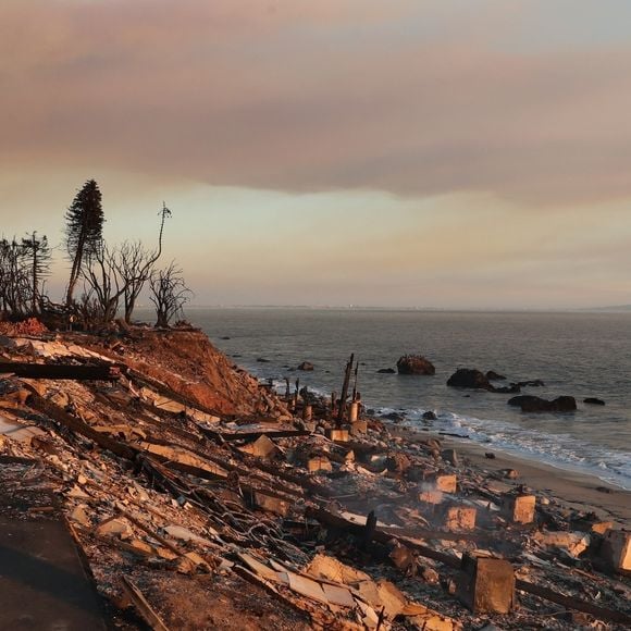 Vues générales de la Pacific Coast Highway et de ce qui reste du restaurant Moonshadows après les incendies dans la région de Los Angeles 



Pictured: Malibu PCH