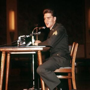 L'idole des jeunes américains Elvis Presley (en uniforme) est entouré par les médias lors de la conférence de presse à la caserne Ray à Friedberg en Hesse le 1er mars 1960 à l'occasion de la fin de son service militaire. Photo par DPA/ABACAPRESS.COM