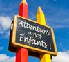 Une école Montessori de Maisons-Laffitte a été privée de sa cour de récréation jugée trop bruyante.

Dans le bourg, deux crayons de couleur geants rouge et jaune avec une ardoise d'ecolier sur laquelle est ecrit : "Attention a nos enfants" - Photo by Gile M/ANDBZ/ABACAPRESS.COM
