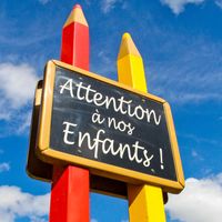 La justice ferme une cour d’école à la pédagogie alternative, une célèbre comédienne française monte au créneau comme bien des parents