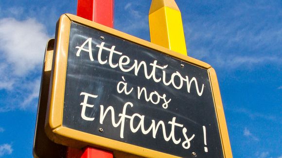 La justice ferme une cour d’école à la pédagogie alternative, une célèbre comédienne française monte au créneau comme bien des parents