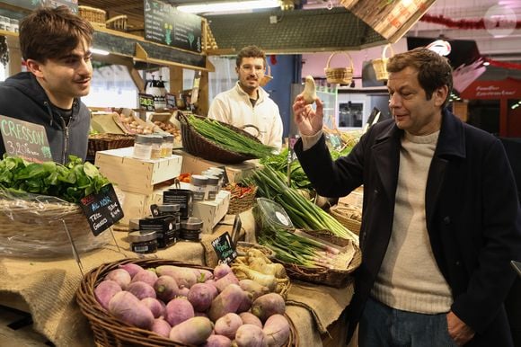 Pour déguster ce plat ultra réconfortant, il faudra débourser 21 euros dans ce petit établissement.

Exclusif - Laurent Mariotte à la rencontre des commerçants du Marché des Capucins à Bordeaux, lors du tournage de son émission culinaire "Les petits plats de Laurent", le 21 janvier 2026.
© Fabien Cottereau / Bestimage