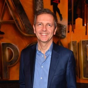 Il explique qu’ils sont à l’antenne aux mêmes heures et que donc il ne peut pas regarder son ex-femme à la télévision. 

Thomas Hugues à la générale de la comédie musicale "Al Capone" aux Folies Bergère à Paris. © Veeren / B. Rindoff / Bestimage