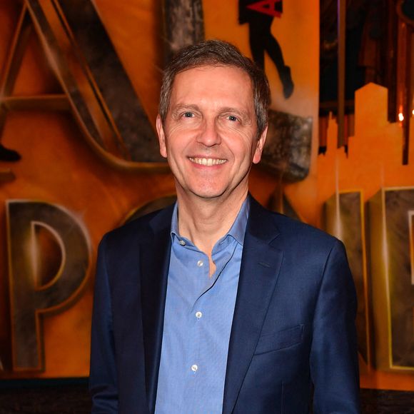 Il explique qu’ils sont à l’antenne aux mêmes heures et que donc il ne peut pas regarder son ex-femme à la télévision. 

Thomas Hugues à la générale de la comédie musicale "Al Capone" aux Folies Bergère à Paris. © Veeren / B. Rindoff / Bestimage