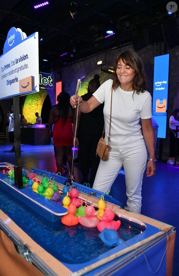 Estelle a publié une photo d’elle et Marc devant un voilier expliquant prendre pour la première fois un cours de voile. 

Estelle Denis à l'événement Prime d'Amazon fait sa fête foraine au Bridge Club à Paris le 25 juin 2025. © Veeren/Bestimage