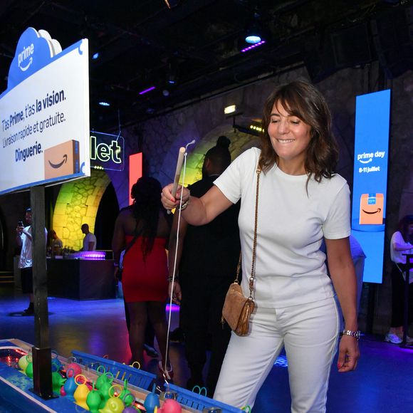 Estelle a publié une photo d’elle et Marc devant un voilier expliquant prendre pour la première fois un cours de voile. 

Estelle Denis à l'événement Prime d'Amazon fait sa fête foraine au Bridge Club à Paris le 25 juin 2025. © Veeren/Bestimage
