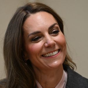 Le prince William, prince de Galles, et Catherine (Kate) Middleton, princesse de Galles, visitent l'école maternelle et primaire de Farnborough Road, pour montrer leur soutien continu à la communauté de Southport après l'attaque de juillet 2024, au cours de laquelle trois filles, Alice da Silva Aguiar, Bebe King et Elsie Dot Stancombe, ont été tragiquement tuées lors d'un cours de danse à Southport, Merseyside, Royaume-Uni, le 23 septembre 2025.  © PA Photo/ Bestimage
