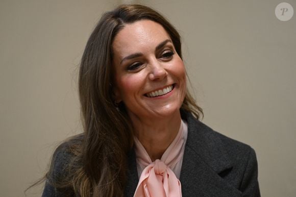 Le prince William, prince de Galles, et Catherine (Kate) Middleton, princesse de Galles, visitent l'école maternelle et primaire de Farnborough Road, pour montrer leur soutien continu à la communauté de Southport après l'attaque de juillet 2024, au cours de laquelle trois filles, Alice da Silva Aguiar, Bebe King et Elsie Dot Stancombe, ont été tragiquement tuées lors d'un cours de danse à Southport, Merseyside, Royaume-Uni, le 23 septembre 2025.  © PA Photo/ Bestimage