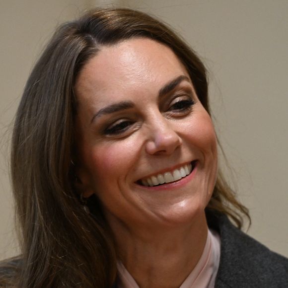 Le prince William, prince de Galles, et Catherine (Kate) Middleton, princesse de Galles, visitent l'école maternelle et primaire de Farnborough Road, pour montrer leur soutien continu à la communauté de Southport après l'attaque de juillet 2024, au cours de laquelle trois filles, Alice da Silva Aguiar, Bebe King et Elsie Dot Stancombe, ont été tragiquement tuées lors d'un cours de danse à Southport, Merseyside, Royaume-Uni, le 23 septembre 2025.  © PA Photo/ Bestimage
