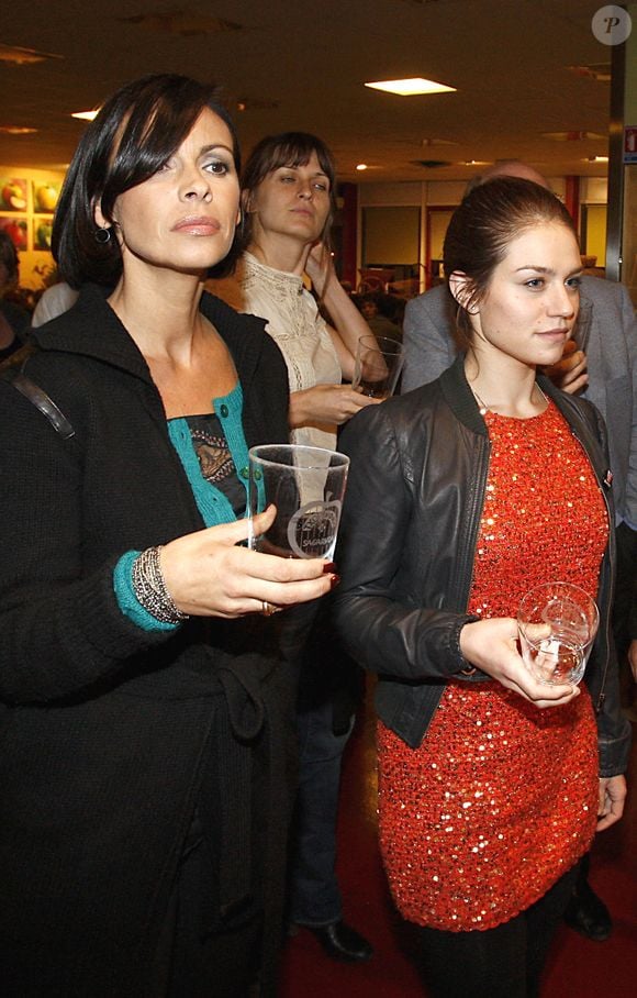 Les actrices Mathilda May et Emilie Dequenne lors d'une dégustation de cidre dans une grotte à Saint Jean de Luz, France, le 12 octobre 2007. Photo Patrick Bernard/ABACAPRESS.COM