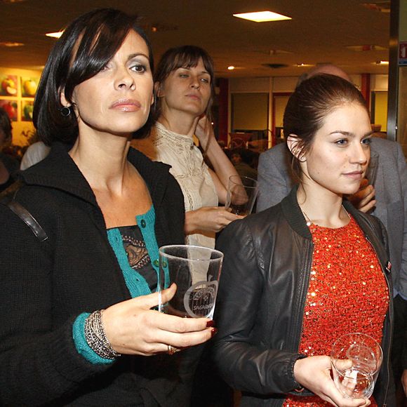 Les actrices Mathilda May et Emilie Dequenne lors d'une dégustation de cidre dans une grotte à Saint Jean de Luz, France, le 12 octobre 2007. Photo Patrick Bernard/ABACAPRESS.COM