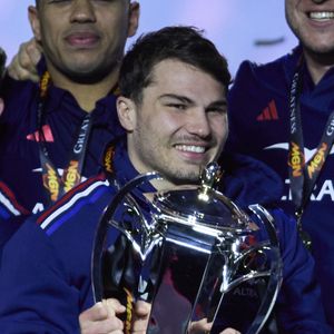 Antoine Dupont est apparu en béquilles après sa grave blessure pour fêter la victoire avec ses coéquipiers

Antoine Dupont avec le trophée du tournoi des Six Nations - La France domine l'Ecosse (35-16) et remporte le Tournoi des 6 Nations au Stade de France à Saint-Denis, Seine Saint-Denis, France, le 15 mars 2025. © Cyril Moreau/Bestimage