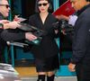 Elle a ajouté : "Je suis vraiment désolée de devoir annoncer que je ne peux pas me produire ce soir et que je dois annuler le spectacle"

Exclusif - Lady Gaga prend un moment pour signer des autographes à ses fans alors qu'elle quitte son hôtel à New York.
Backgrid USA / Bestimage
