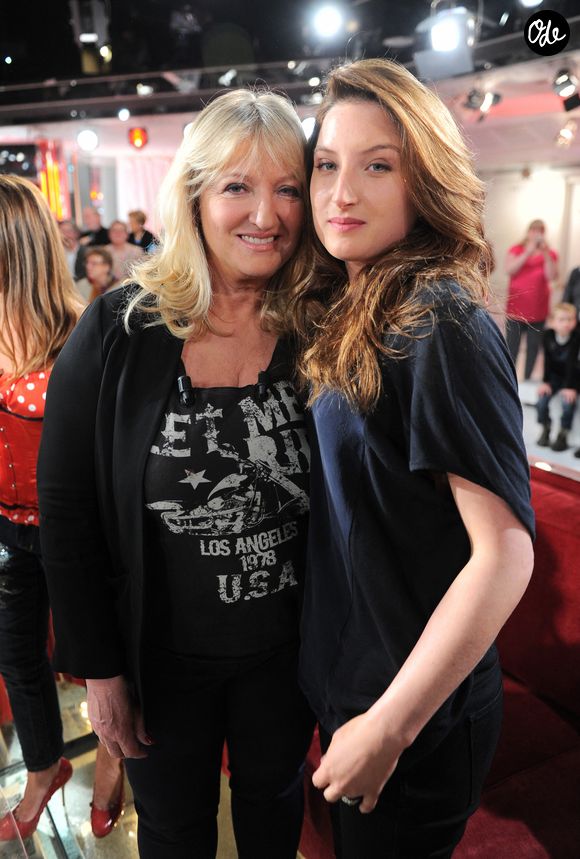 Charlotte de Turckheim et Julia Piaton lors de l'enregistrement de l'émission Vivement dimanche : sa fille a avoué ne pas avoir été tendre avec les compagnons de sa mère après son divorce de son père Jean-Marc Piaton.
Bestimage / Guillaume Gaffiot
