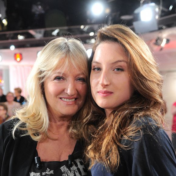 Charlotte de Turckheim et Julia Piaton lors de l'enregistrement de l'émission Vivement dimanche : sa fille a avoué ne pas avoir été tendre avec les compagnons de sa mère après son divorce de son père Jean-Marc Piaton.
Bestimage / Guillaume Gaffiot