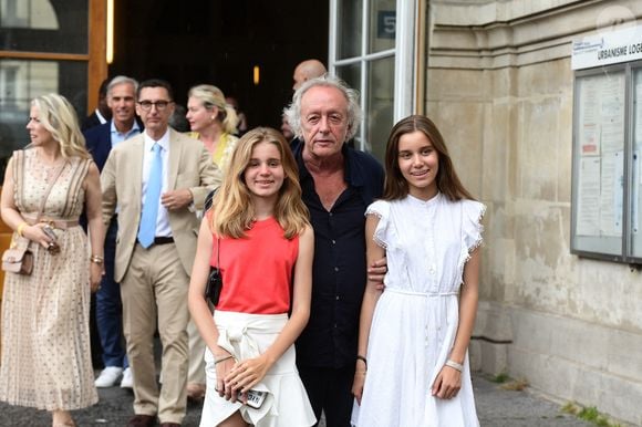 Louise et Lola, les jumelles de Didier Barbelivien et sa femme Laure, que Giulia considère comme ses soeurs
Didier Barbelivien, ses filles Louise et Lola - Mariage de Claude Lelouch à la mairie du 18ème à Paris. Le 17 juin 2023