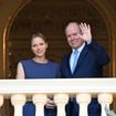 Un duo impeccable au balcon ! Albert et Charlene de Monaco assortis en bleu pour une fête incontournable et ancestrale