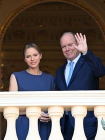 Un duo impeccable au balcon ! Albert et Charlene de Monaco assortis en bleu pour une fête incontournable et ancestrale