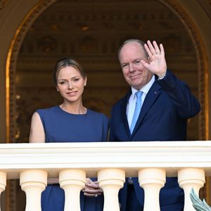 Charlène et Albert de Monaco ont fait une apparition remarquée

La princesse Charlène de Monaco, Le prince Albert II de Monaco au balcon du palais princier lors de la procession de la Fête Dieu sur la place du Palais à Monaco.

© Bruno Bebert / Bestimage