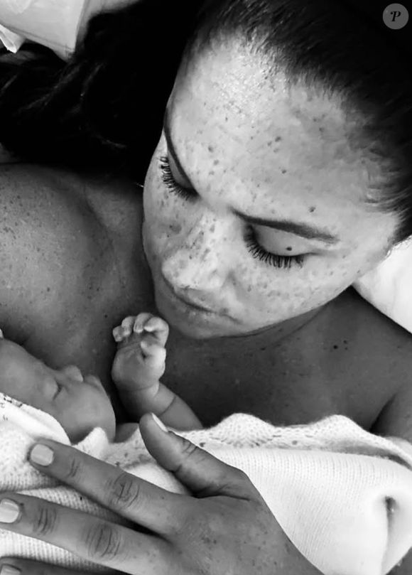 Meghan a ajouté des cœurs sur les visages de Lilibet et Archie, car la star de la série Meghan, With Love a toujours souhaité préserver leur intimité sur les réseaux sociaux.

Meghan Markle en compagnie de sa fille Lilibet (Capture d'écran 2025).